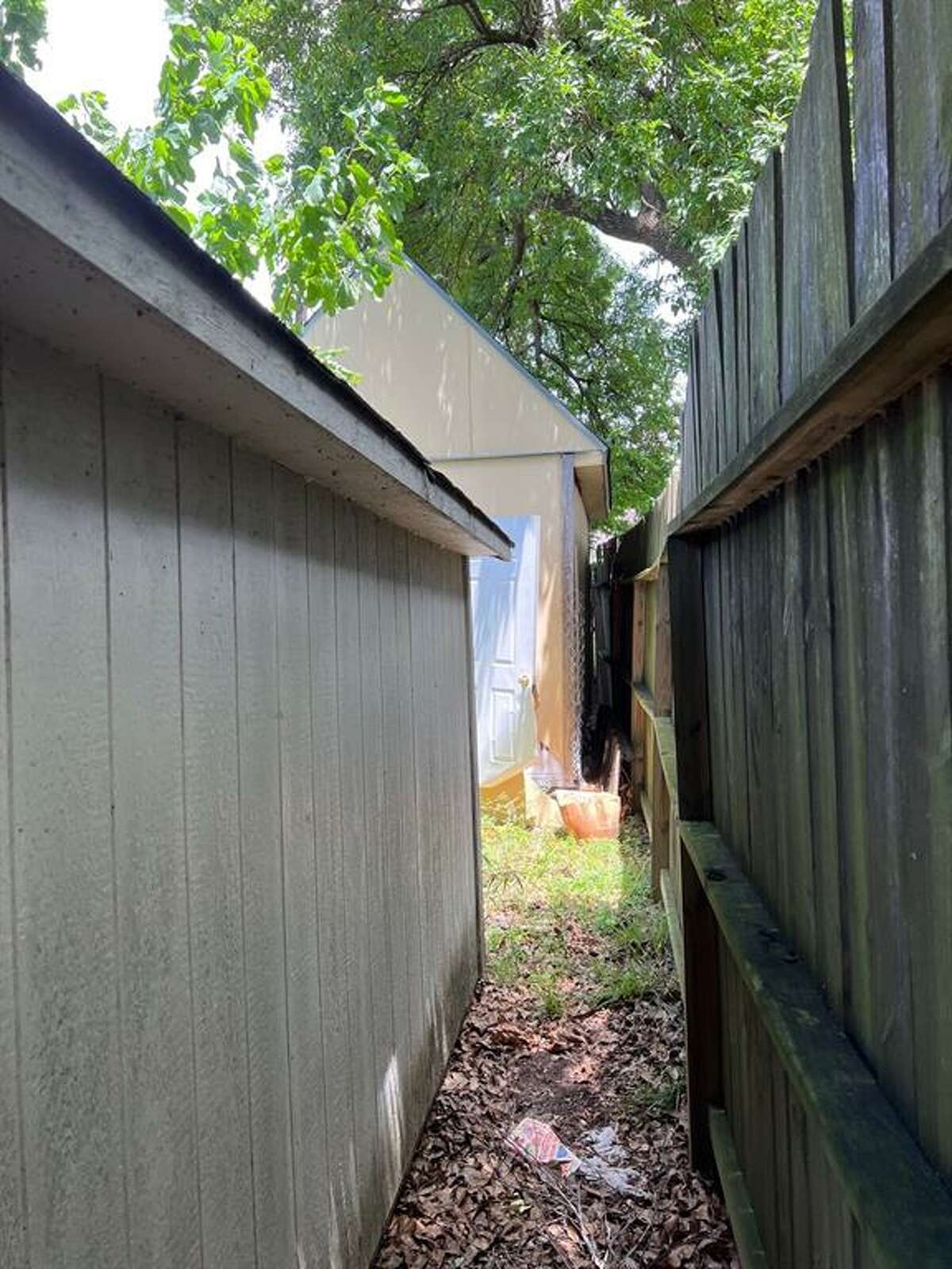 This 1,005-square-foot lot at 4630 B Willow St. in Bellaire was listed as for sale on HAR.com 10 days ago, with an asking price of $50,000.