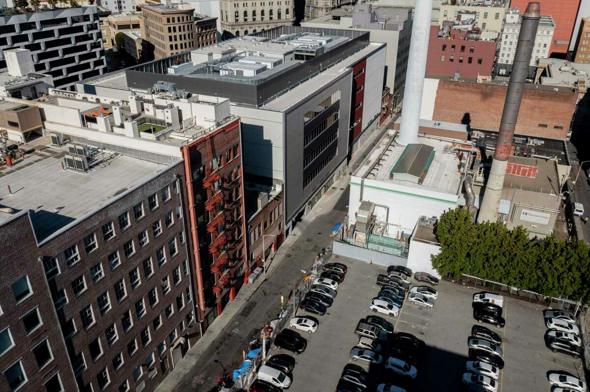 旧金山史蒂文森街469号的停车场原计划用于住房，但该市的监管机构投票否决了这个项目。该场地目前用作诺德斯特龙的服务停车场。