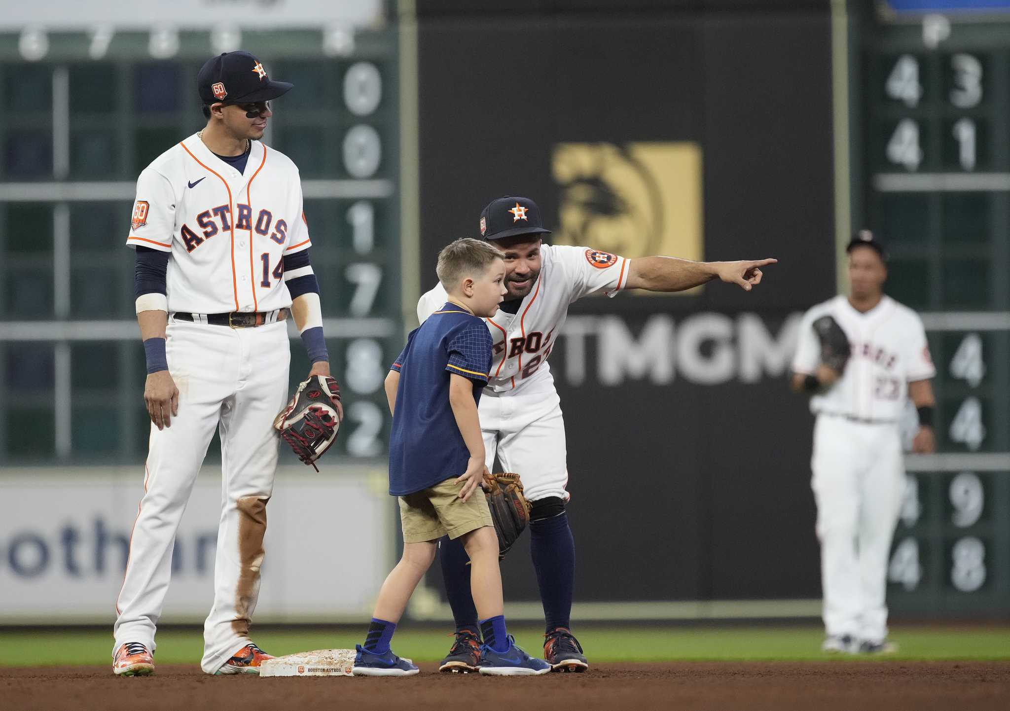 Cutest thing ever': Boy's base-stealing effort at Astros game