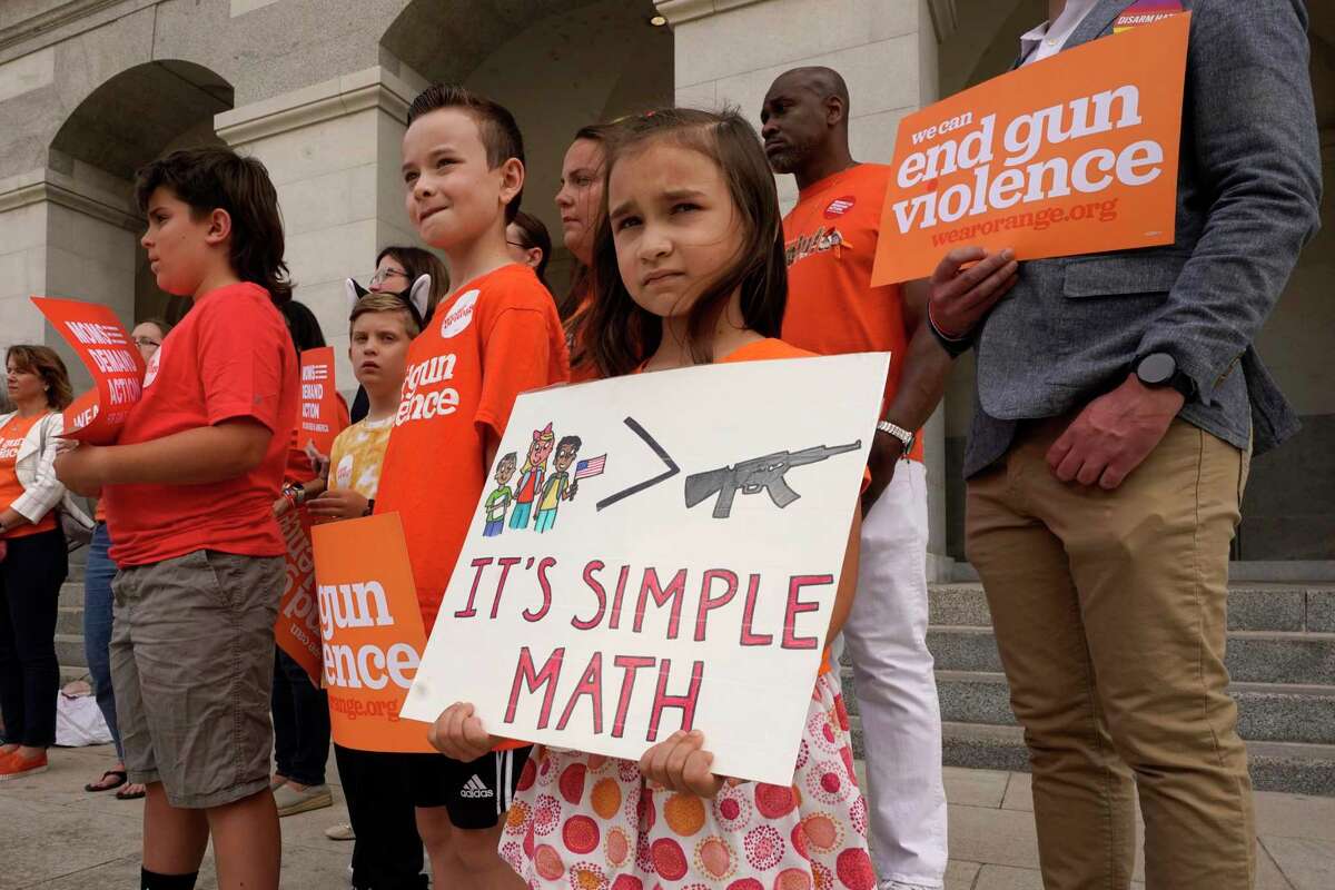 7岁的Elise Schering本月在萨克拉门托的国会大厦举行的全国枪支暴力意识日集会上展示了一条信息。