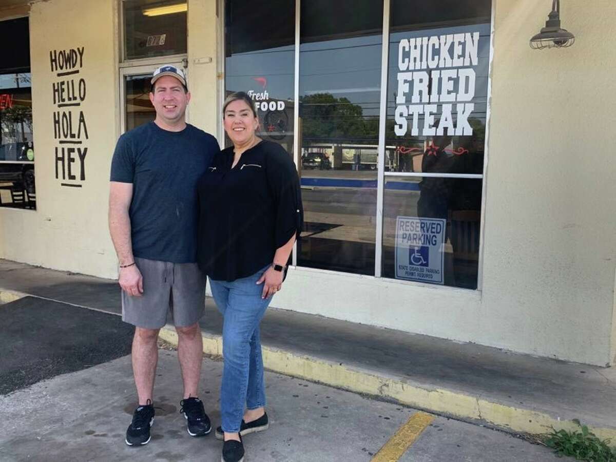 Greg und Ana Ferris vor Bobbie's Cafe auf der äußersten Südseite. Greg ist der Urenkel der ursprünglichen Besitzer. 2020 übernahm das Paar den Betrieb.