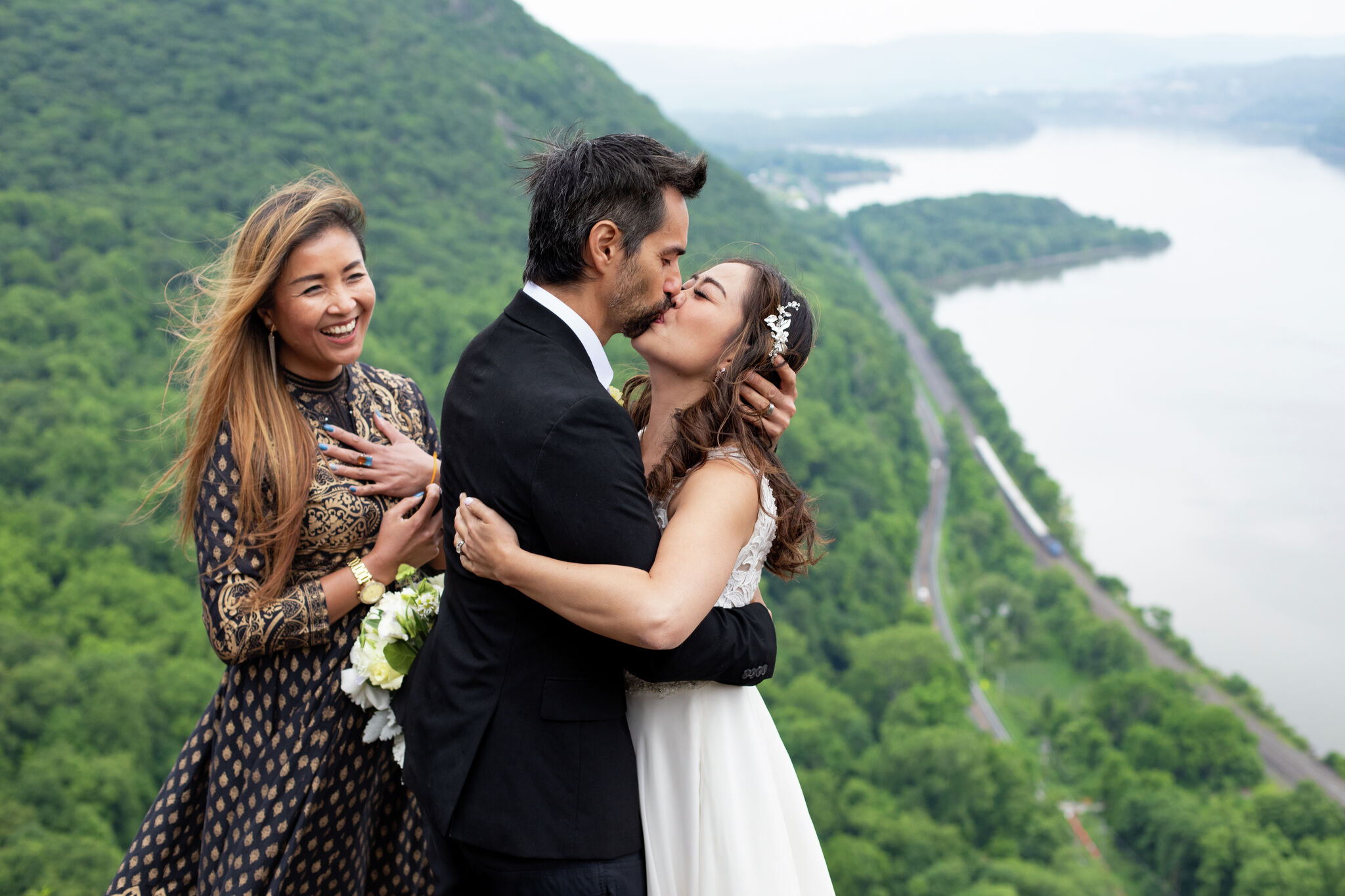 Ain't no mountain high enough: Couple weds atop Breakneck Ridge - Vimarsana News