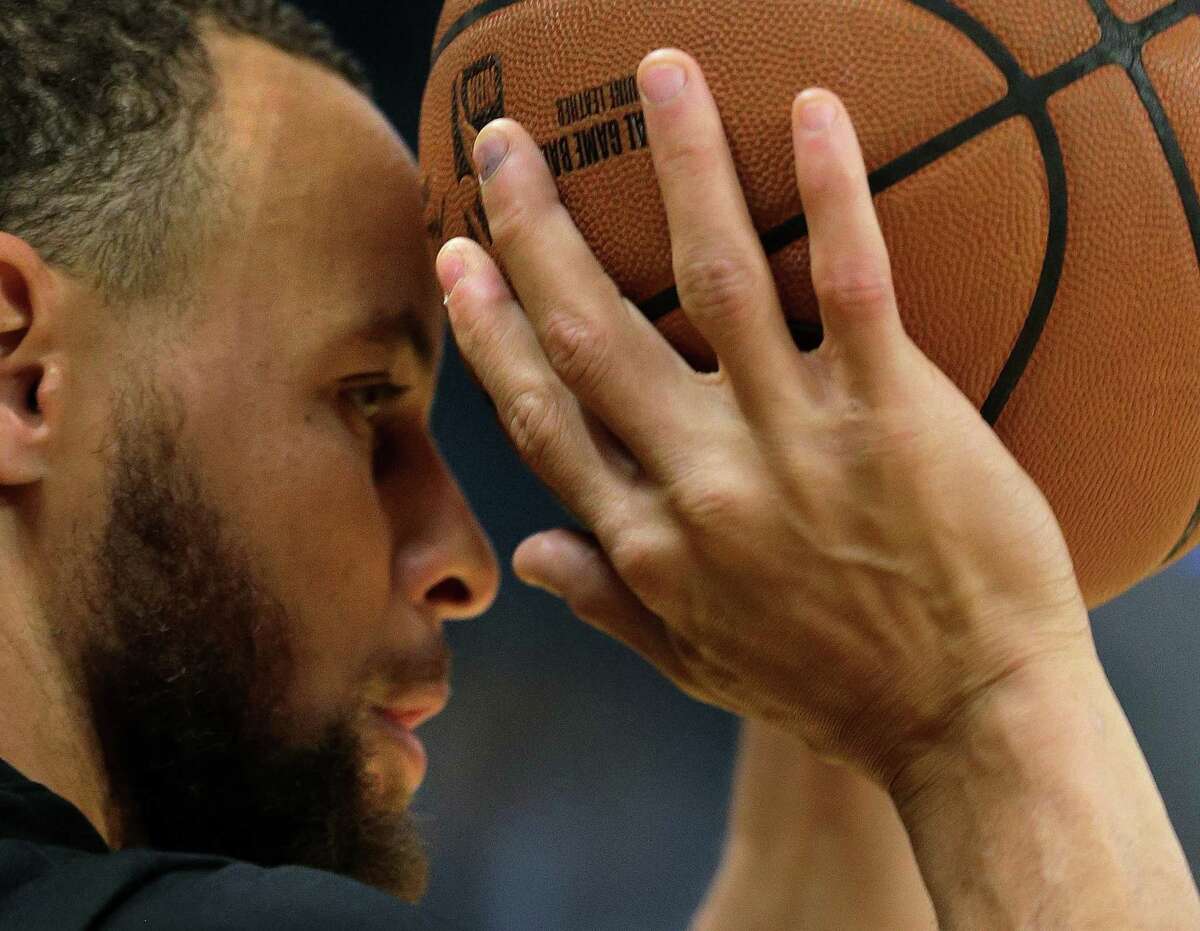 Stephen Curry (30) warms up before the Golden State Warriors played the Dallas Mavericks at Chase Center in San Francisco, Calif., on Tuesday, January 25, 2022.