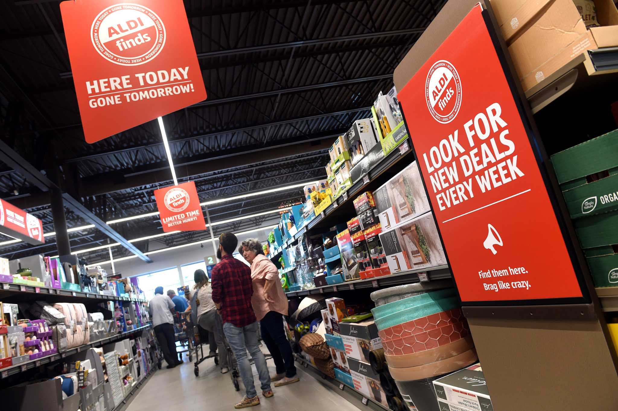 Shoppers line up for Aldi grand opening in Branford - Vimarsana News