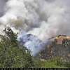 一台野火相机显示出来自普莱森顿山脊附近的野火燃烧的烟雾图像。大火促使撤离命令。