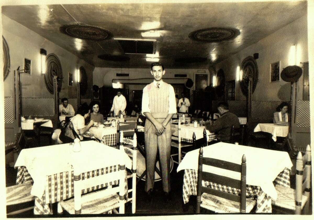 Raul Molina Jr. est le fils de Raul et Mary Molina, fondateurs des restaurants Molina's Cantina.  Cette photo a été prise au restaurant de ses parents à Mexico, sur Main Street, alors qu'il avait environ 14 ans.