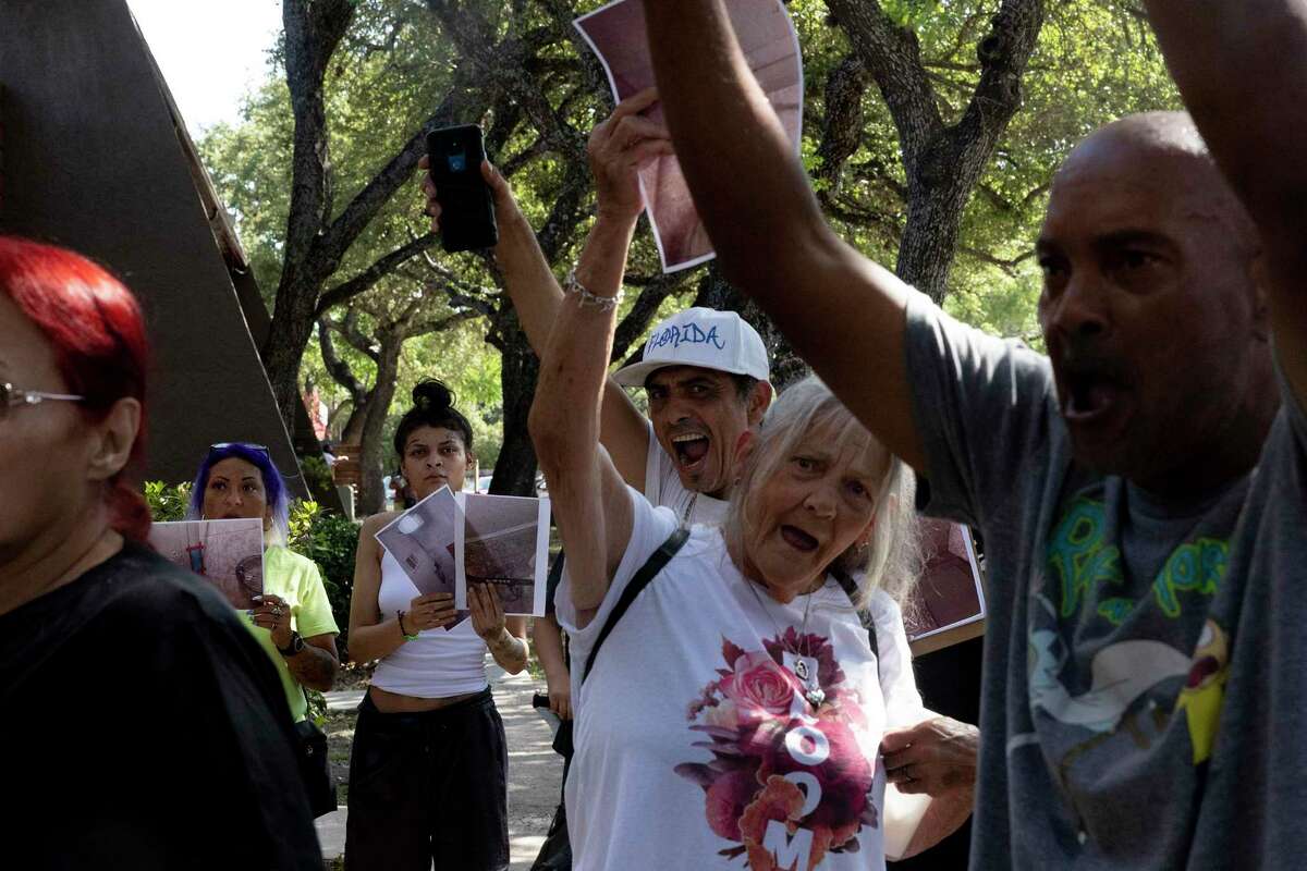 Seven Oaks Apartments residents push back against management