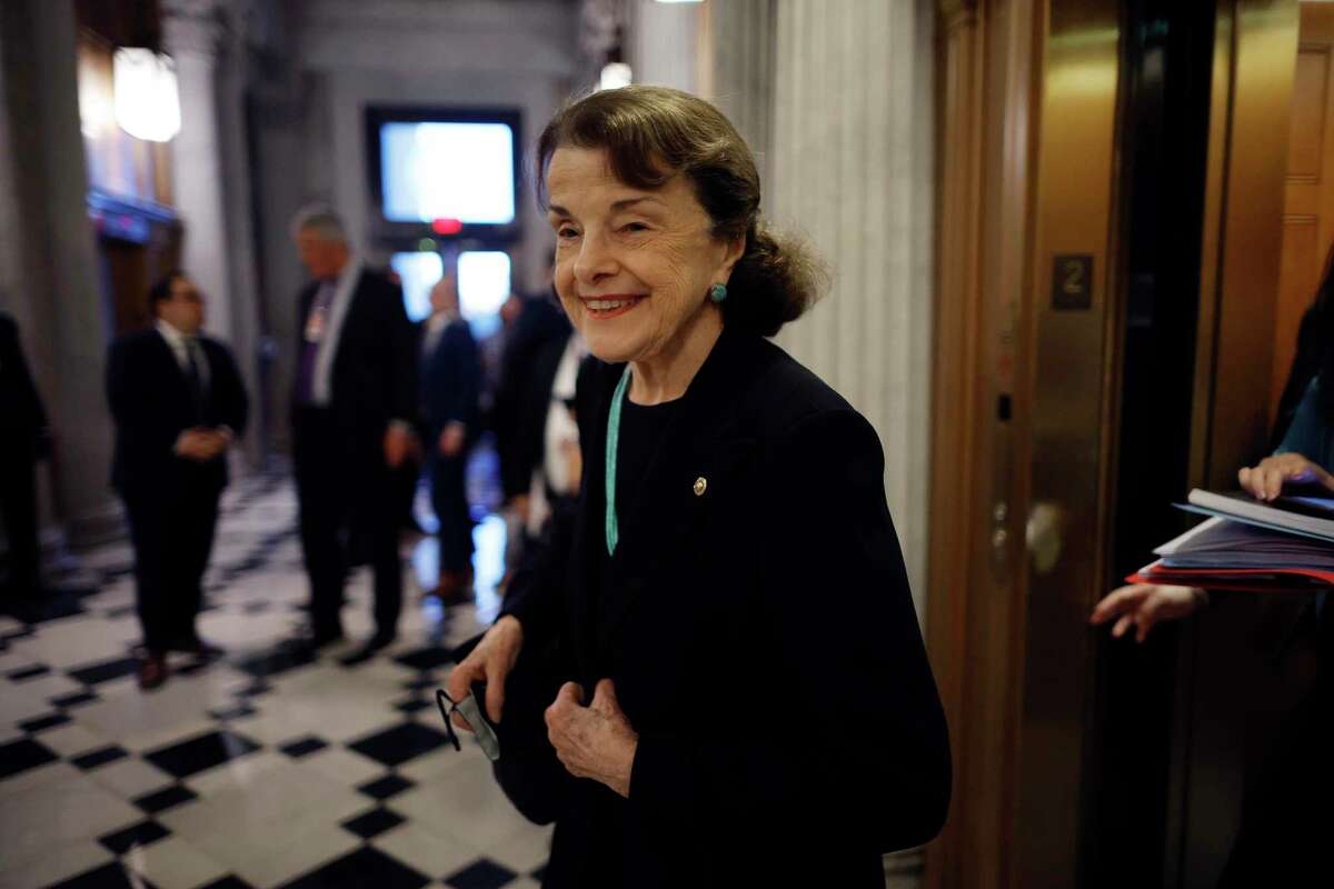 La senadora Dianne Feinstein se dirige a la cámara del Senado antes de la aprobación de la Ley bipartidista de comunidades más seguras en el Capitolio de los EE. UU. el jueves en Washington, DC