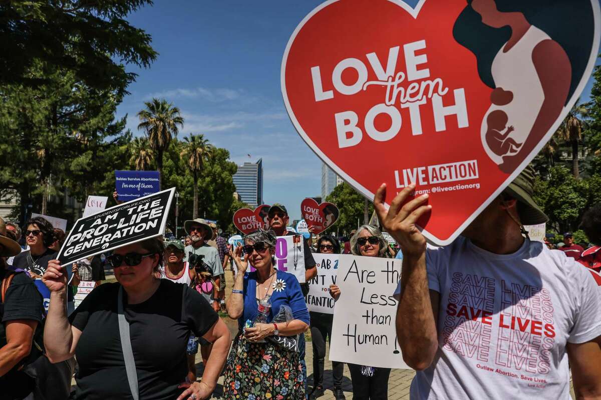 反堕胎的示威者(不愿透露姓名的)3月期间听终身周三反弹加州州议会大厦,6月22日,2022年在萨克拉门托,加利福尼亚州。人们反对堕胎游行,有时与堕胎的支持者发生冲突。