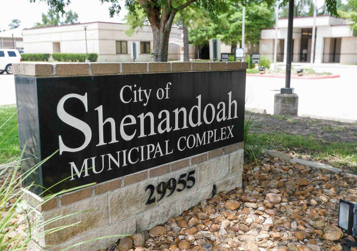 In a 3-1 vote, the Shenandoah City Council appointed Jim Pollard to fill the unexpired term of Position 3 left vacant after John Escoto won his bid for mayor in May.