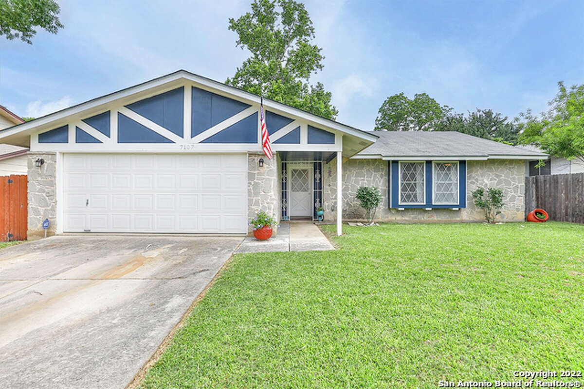 On the East Side of San Antonio, Collet Moss with a RE / MAX corridor sells a three-bedroom, two-bathroom