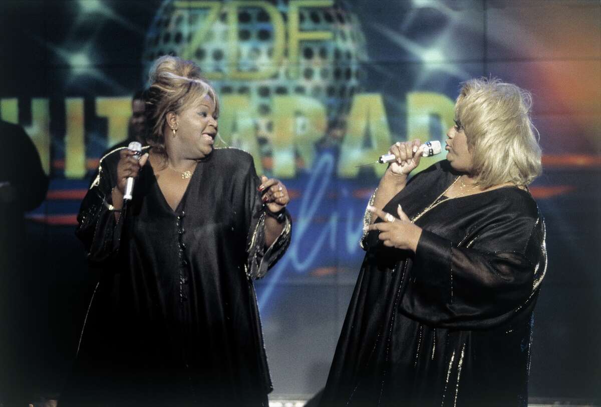 The Weather Girls se apresentando em "parada de sucessos" na Alemanha em 1990.