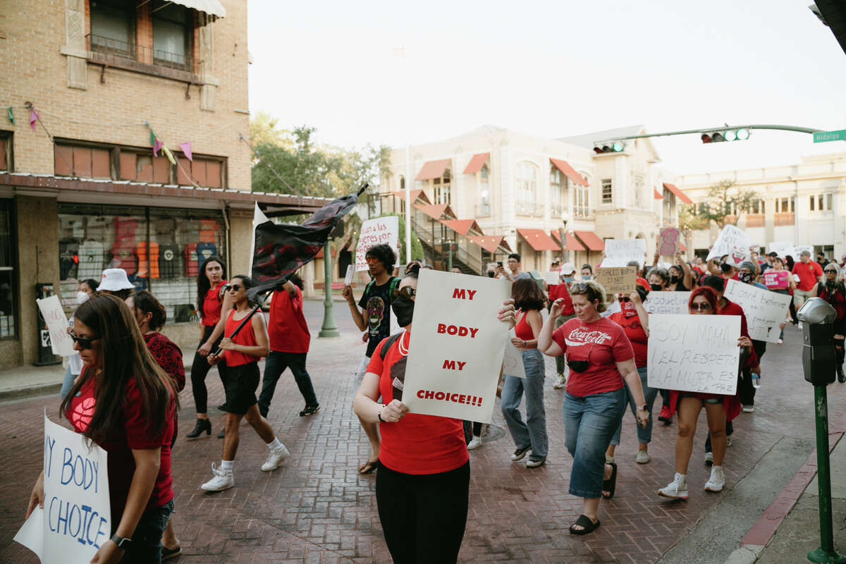 The “Bans Off Our Bodies” protest occurred at the San Agustin Plaza where those in attendance then marched to the Federal Courthouse as many of those gathered wore the color red as close to 200 were in attendance. According to the organizer of the protest, the main idea of the event was to grieve, process and show support for bodily autonomy. 