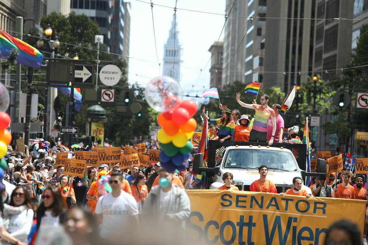Le sénateur de l'État de Californie, Scott Wiener, sur son char de parade à la San Francisco Pride le 26 juin 2022.
