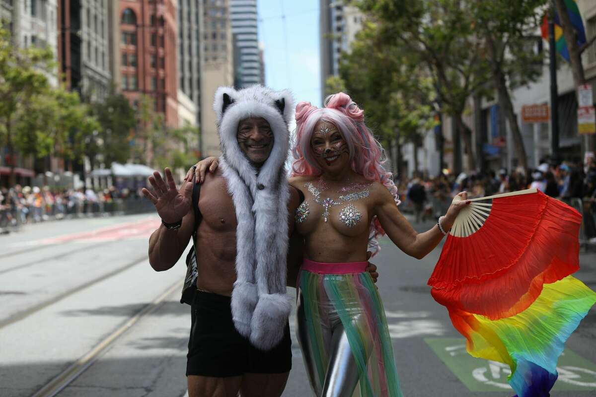 Les participants à la San Francisco Pride défilent sur le parcours du défilé le 26 juin 2022.