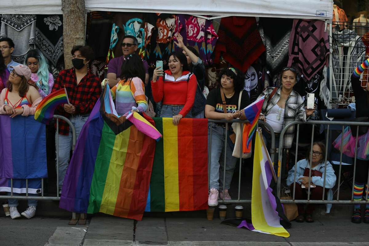 Les participants à la San Francisco Pride regardent le parcours du défilé dans Market Street le 26 juin 2022.