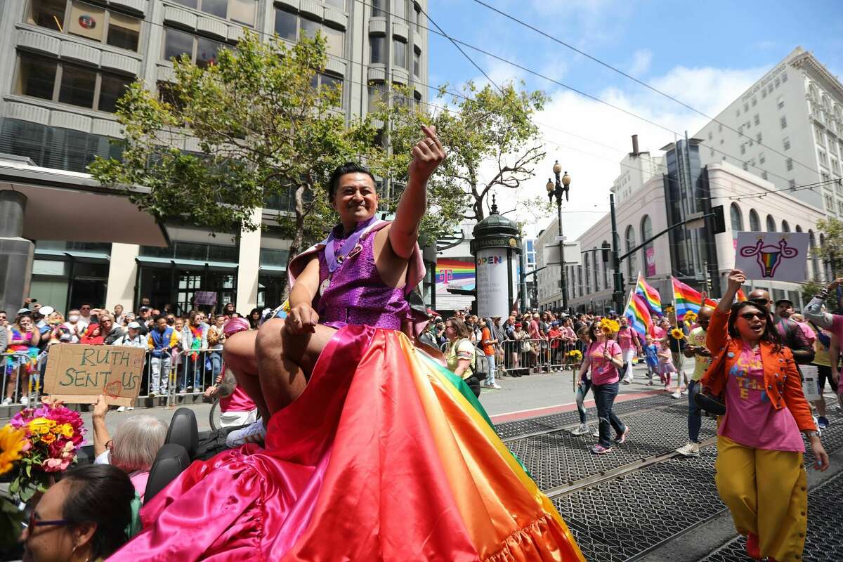 Les participants à la San Francisco Pride défilent sur le parcours du défilé le 26 juin 2022.