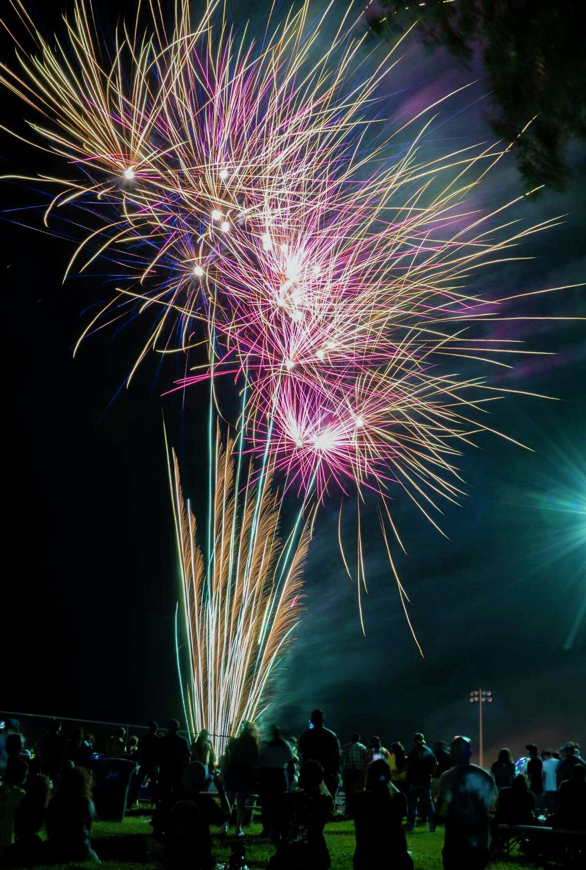 ARCHIVO — Los laredenses disfrutan de un espectáculo de fuegos artificiales, el domingo 4 de julio de 2021, durante la celebración del 4 de julio en el parque Freddy Benavides Sports Complex y Sisters of Mercy Water Park.