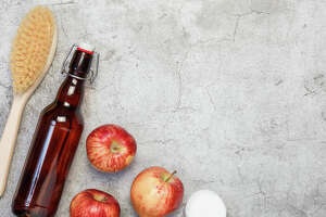 How to do an apple cider vinegar hair rinse