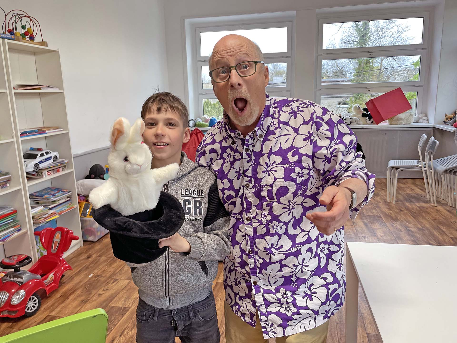 A CT illusionist brings a little magic to Ukrainian refugee kids - Vimarsana News