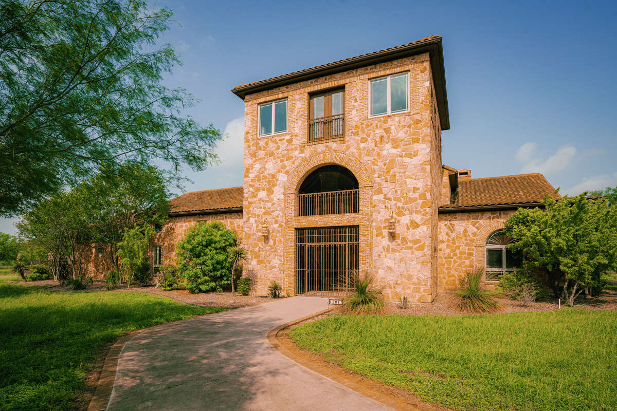 Arrowhead Ranch, a nearly 10,000-acre South Texas property with Houston ties, recently hit the market for a whopping $29,750,000. Located in Edinburg, Texas, the property once belonged to the late Lloyd Bentsen, a Houston businessman and four-term senator who served as U.S. Secretary of Treasury under President Bill Clinton.
