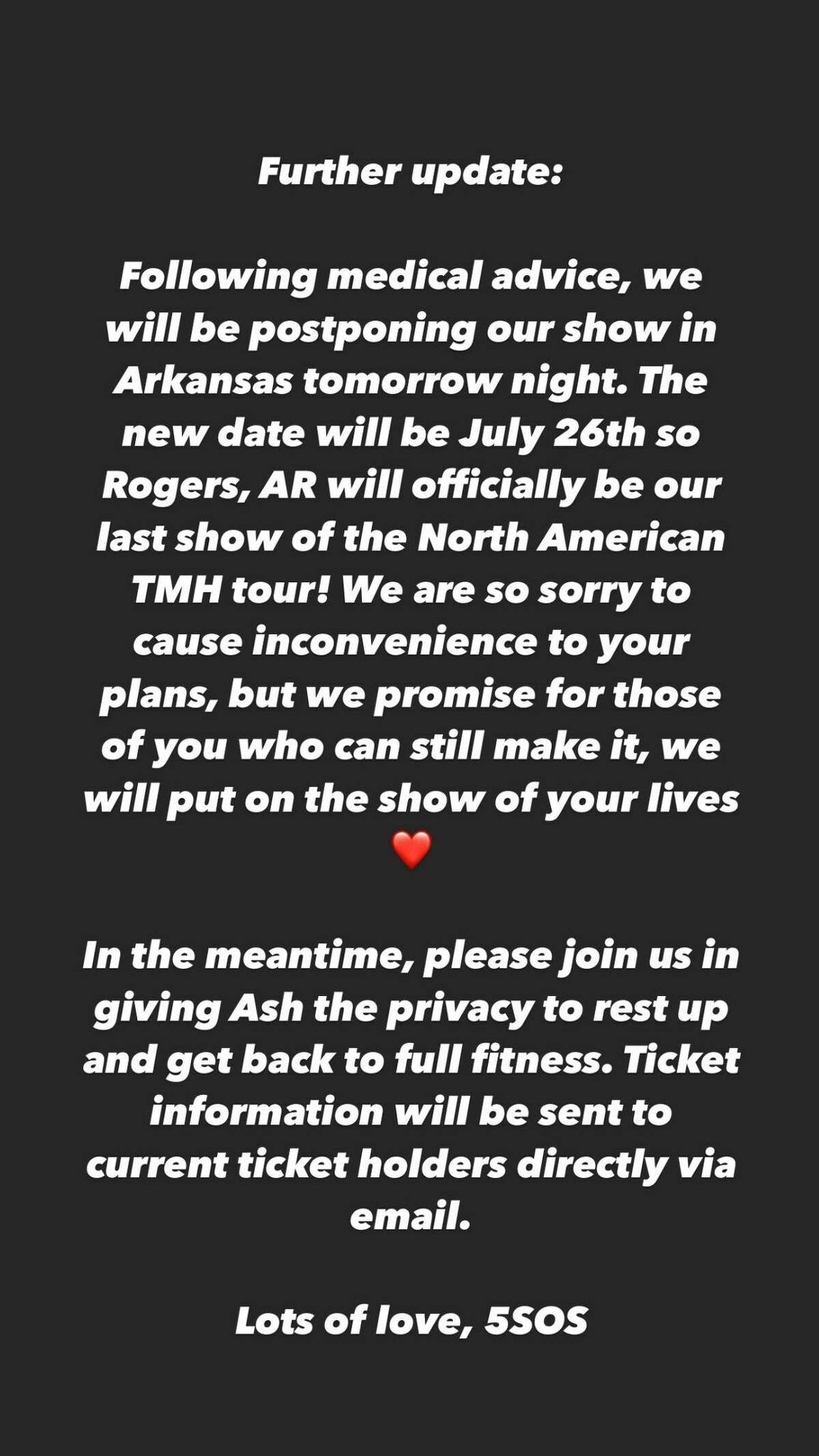 5SOS anunció el aplazamiento de su concierto del martes en Roger, Arkansas, hasta el 26 de julio después de que el baterista Ashton Irwin fuera hospitalizado esta semana por agotamiento por calor. 