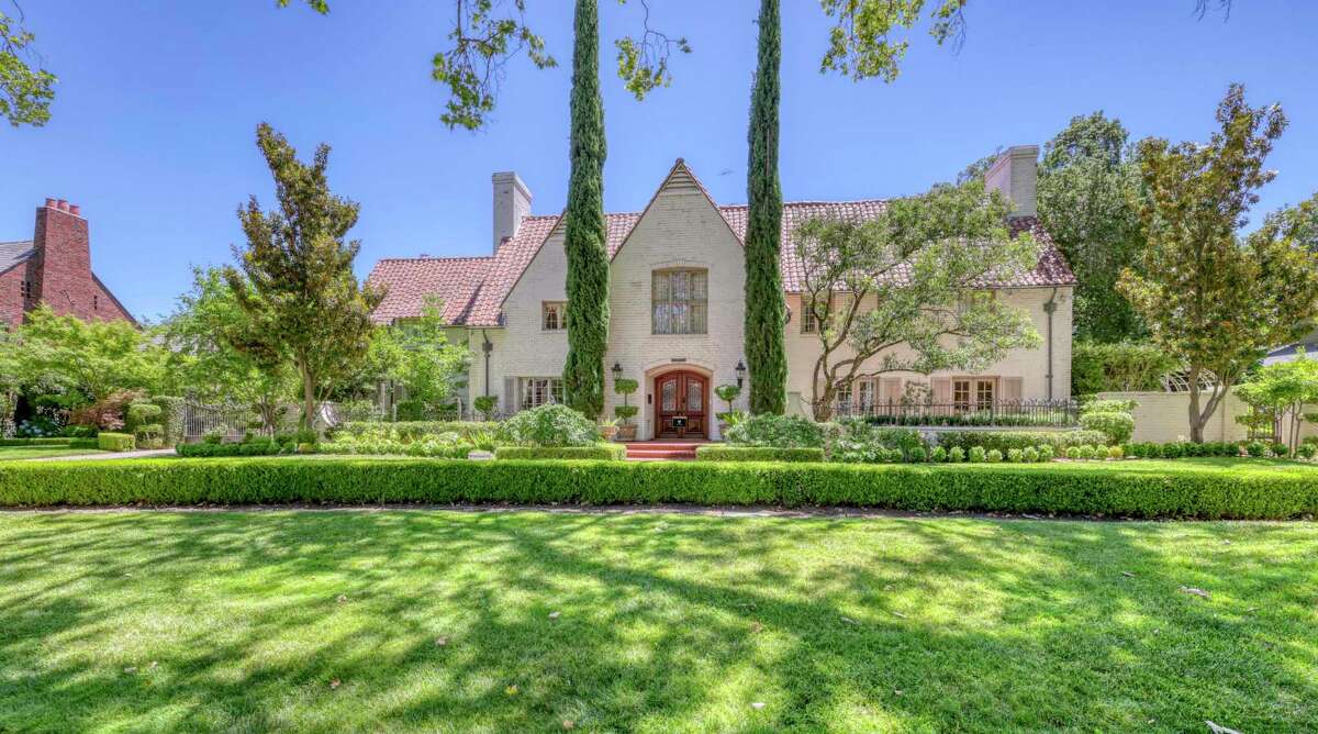 The former residence of Ronald and Nancy Reagan is on the market in Sacramento for $4.995 million.