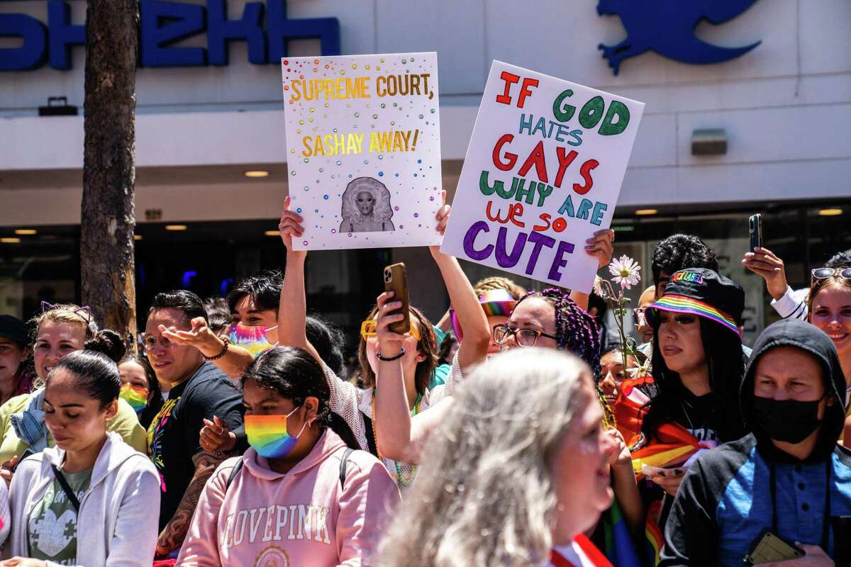 2022年6月26日，成千上万的人在旧金山市场街排队参加同性恋大游行。