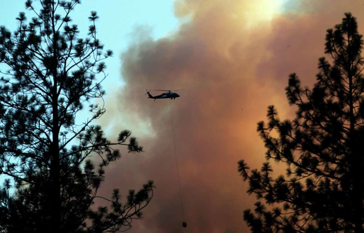 2022年6月28日，周二，加州弗伦奇科拉尔附近，一架直升机在山腰上洒水。
