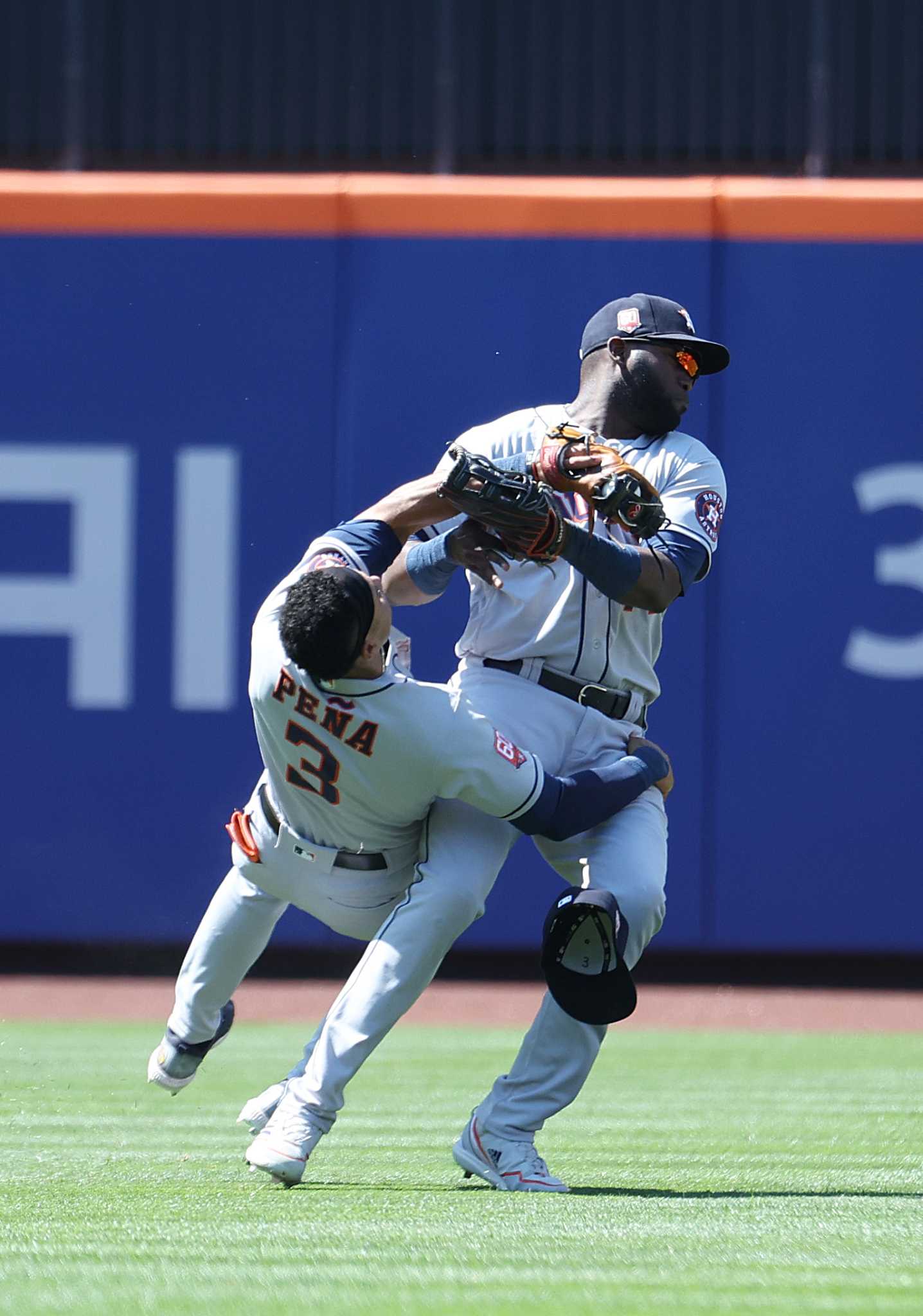 Astros' Alvarez, Pena leave with injuries after collision