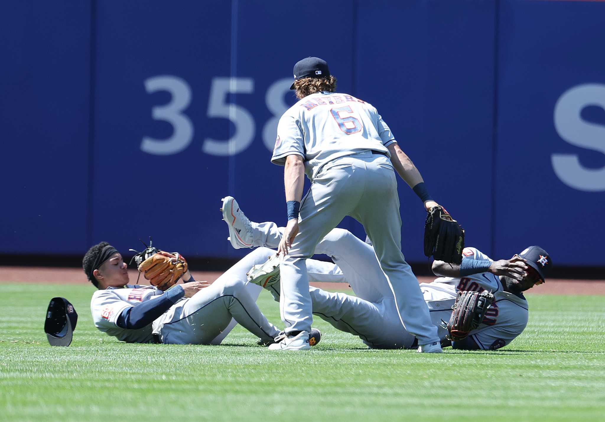 Yordan Álvarez, Jeremy Peña injured in outfield collision