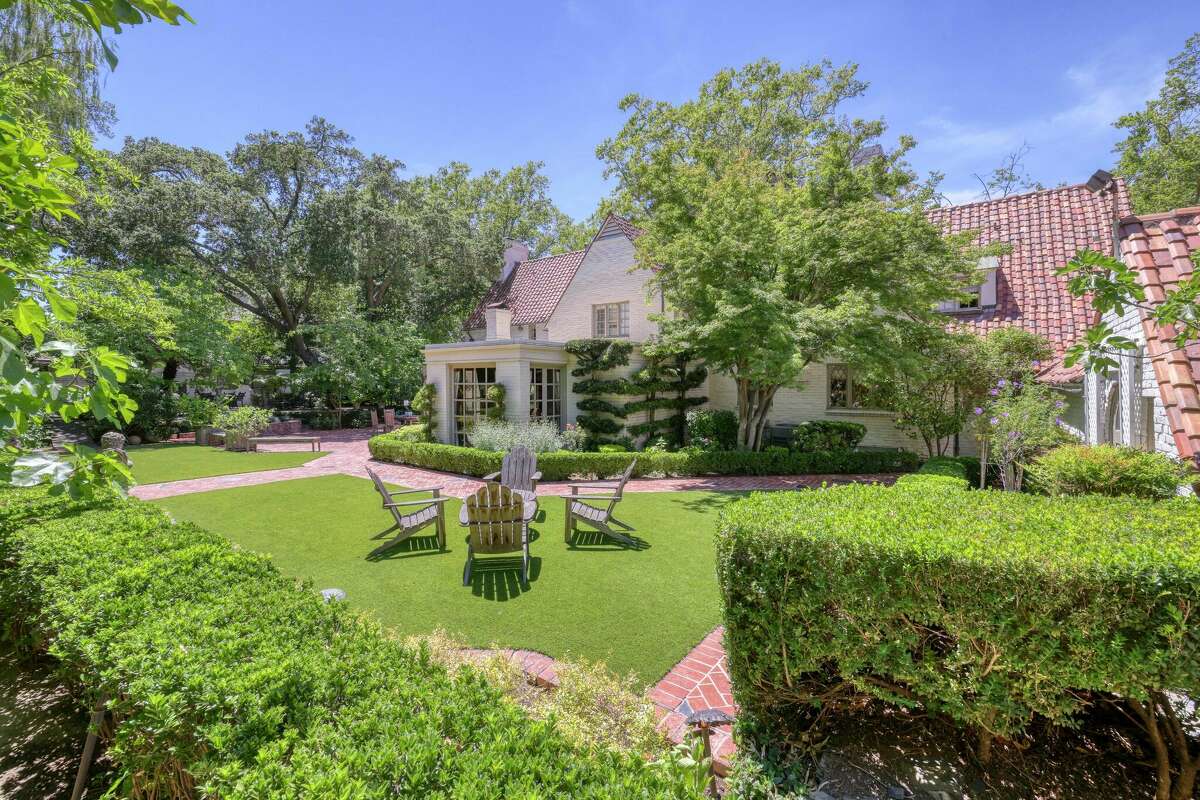 This historic home, also the former residence of Ronald and Nancy Reagan, is for sale in Sacramento.