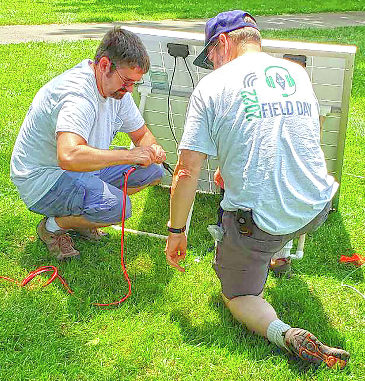 From their seat in Jacksonville, amateurradio aficionados tune into