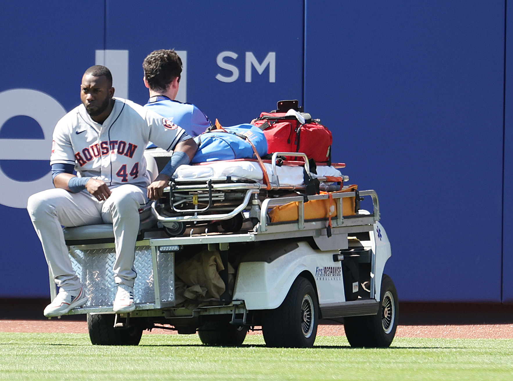 Astros' Yordan Alvarez injured after collision with Jeremy Peña