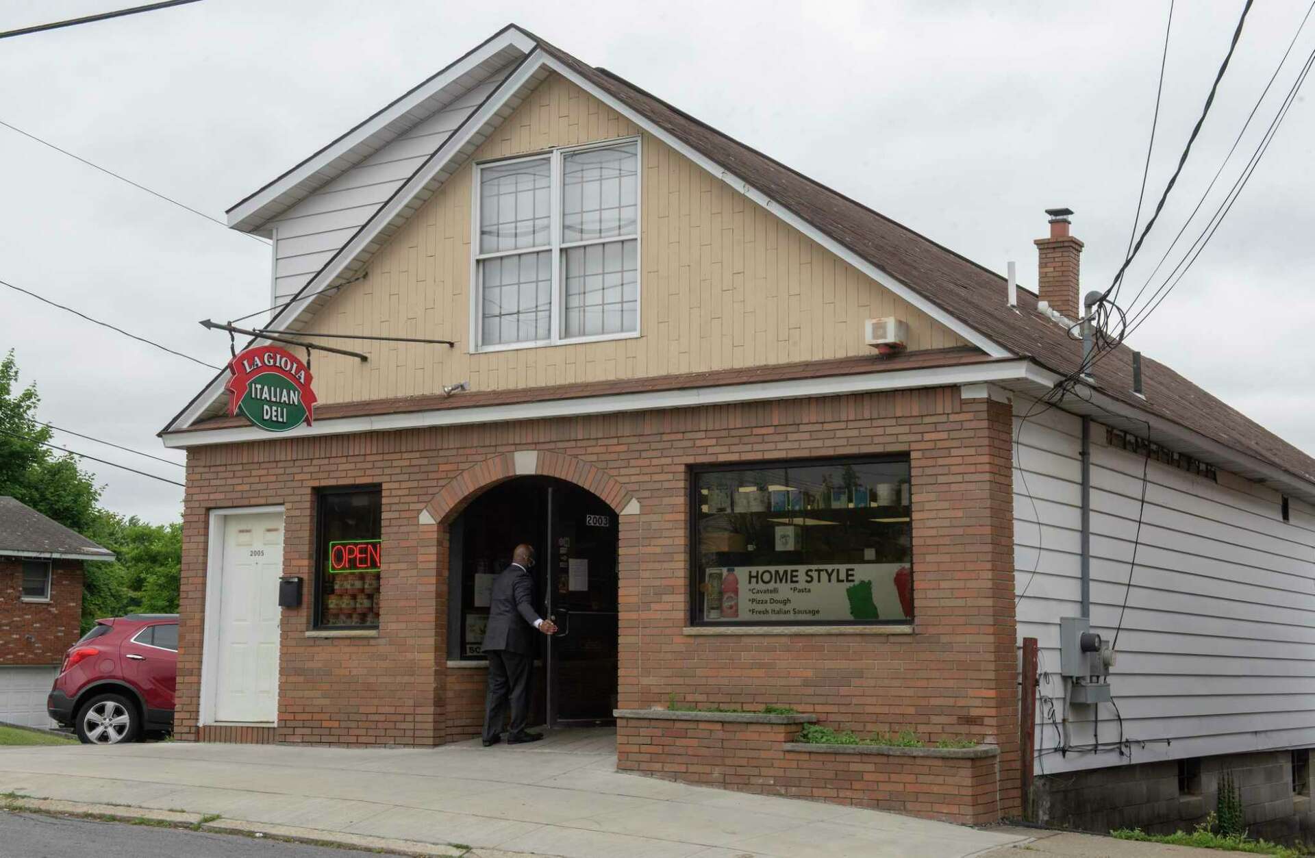 Schenectadys La Gioia Italian Deli passes hands to second generation