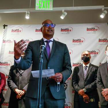 旧金山公共后卫马诺拉(中)在一次新闻发布会上说,抗议伦敦市长的品种的计划更多的监管和执法的法律可能影响吸毒者在周一里脊附近,12月20日,2021年在旧金山,加利福尼亚。