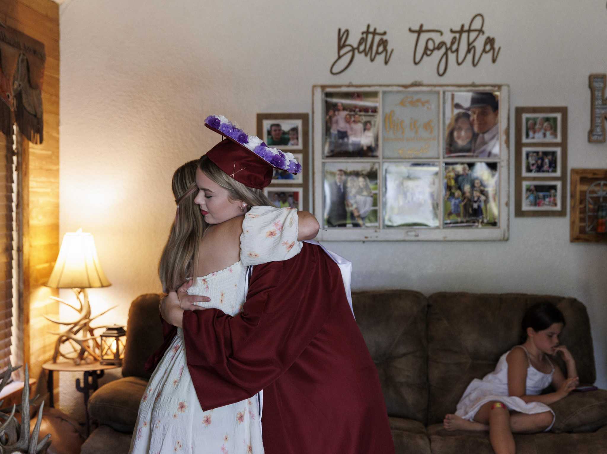 A Uvalde senior graduates without her little sister, killed at Robb Elementary - Vimarsana News