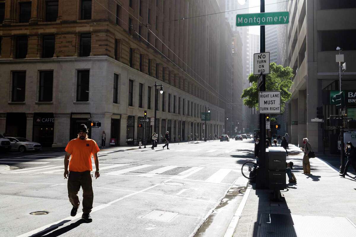 旧金山市中心的复苏仍然是北美最弱的。去年6月1日，一个人穿过旧金山金融区布什街的蒙哥马利街。