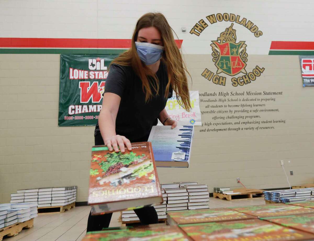 Mercedes Milke returns textbooks at The Woodlands High School, Friday, May 15, 2020, in The Woodlands.