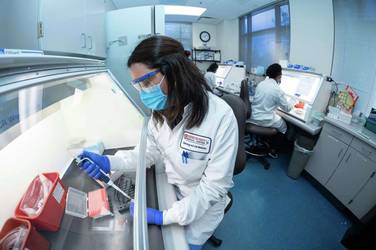 临床实验室科学家Naomi Iwai在斯坦福临床病毒学实验室准备测试猴痘病毒。
