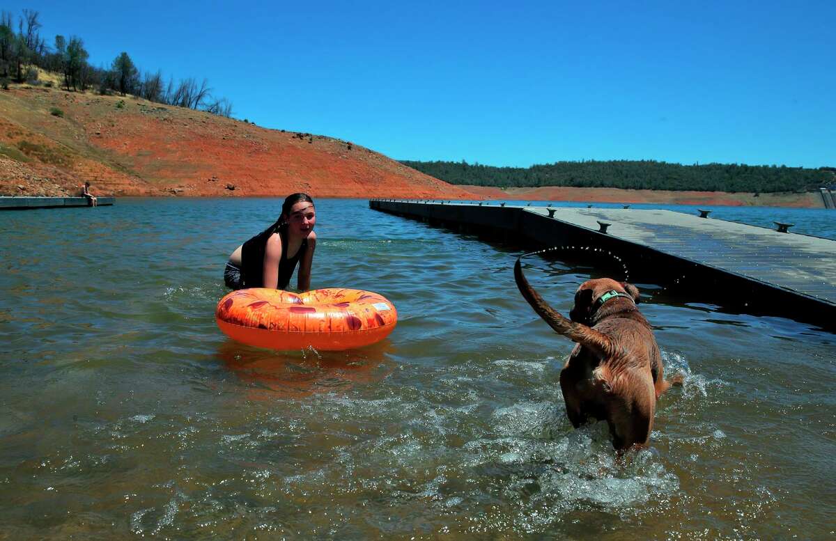Calyn Carribou和她的狗Roscoe在奥罗维尔湖玩耍，这里的水位只有往年同期的65%左右。羽毛河流域的径流量比去年好，但仍低于平均水平。