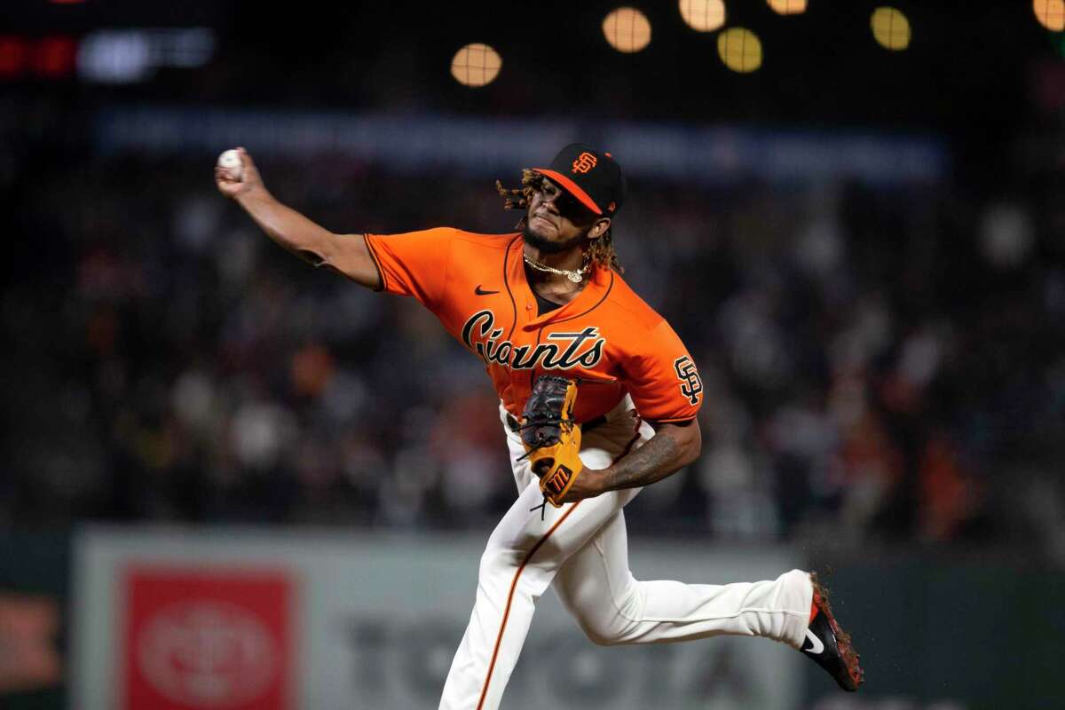 Giants lose pitching duel to White Sox on ninthinning fielding failure