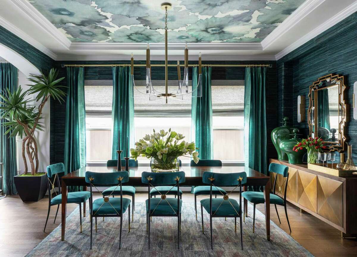 Interior designer Veronica Solomon of Casa Vilora Interiors used grasscloth wallpaper on dining room walls, and an oversized floral pattern on the ceiling.