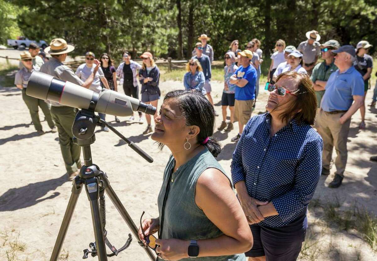 华盛顿州民主党众议员普拉米拉·贾亚帕尔。美国国会代表团前往约塞米蒂国家公园了解气候变化的影响时，他正在用望远镜观察埃尔卡皮坦山的两名登山者。