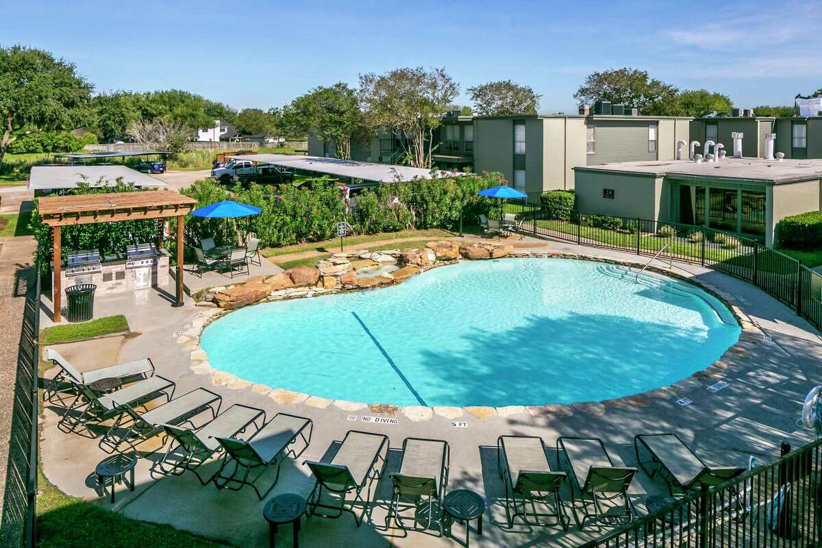 A partnership between Trinnium Equity Group and Starboard Equity  acquired Creekside Villas at Clear Lake, a 202-unit apartment complex at at 707 El Dorado Blvd. Berkadia Houston represented the seller, ClearWorth Capital, in the transaction.