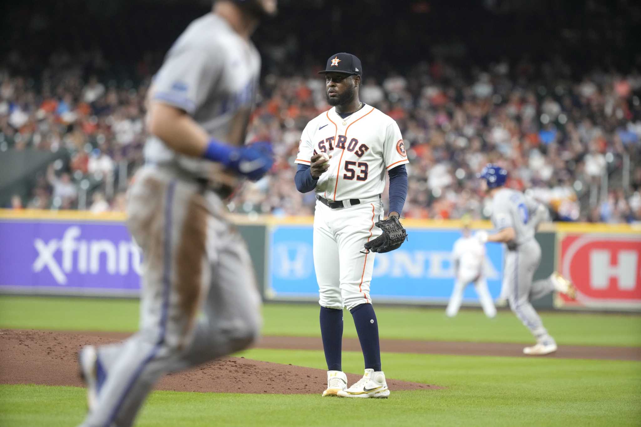 Yuli Gurriel to leave H-Town's Astros, MLB source says