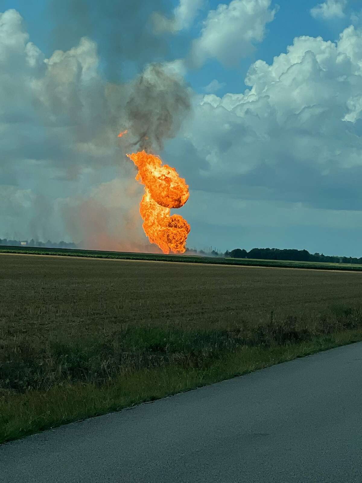 Pipeline explodes in field near Wallis in Fort Bend County