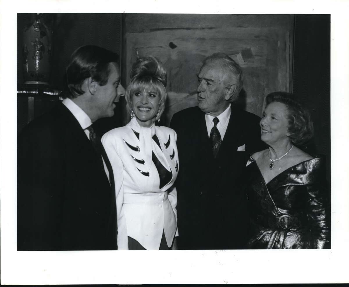 Riccardo Mazzucchelli ir Ivana Trump kalbasi su Johnu ir Nellie Connally per vakarėlį Tony's 1992 m.
