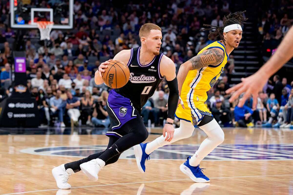 The Sacramento Kings' Donte DiVincenzo (0) drives to the basket against the Golden State Warriors at the Golden 1 Center on April 3, 2022, in Sacramento, California. (Sara Nevis/The Sacramento Bee/TNS)