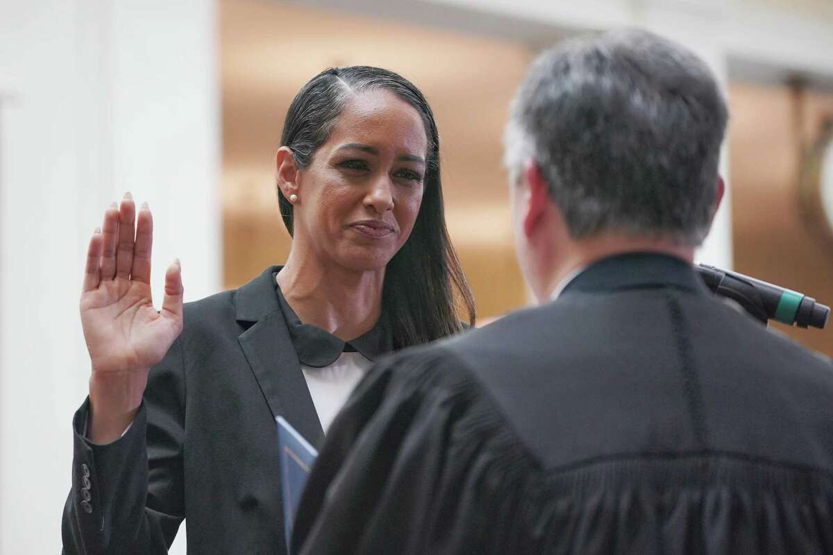 新的地方检察官布鲁克·詹金斯在旧金山高等法院首席法官塞缪尔·冯的主持下在市政厅宣誓就职。